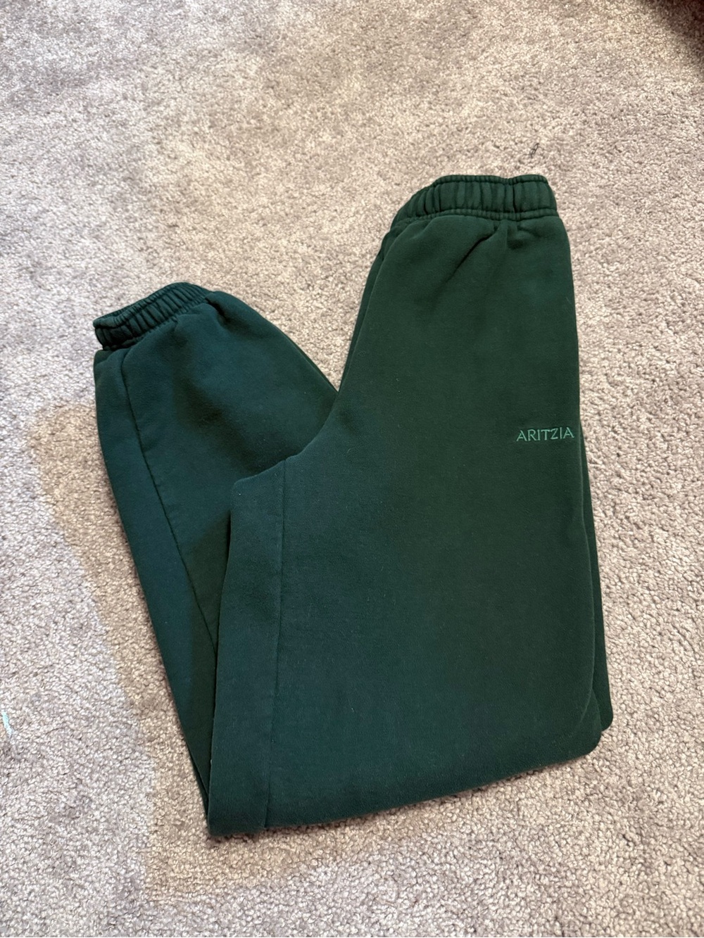 Aritzia sweatfleece joggers in a dark green, size 2XS